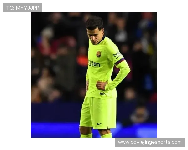 足球球星因伤倒地跪下瞬间引发球迷热议成为赛场新焦点